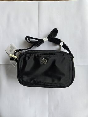 lululemon Camera bag 2L Silver Hardware